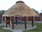 Holzpavillon mit Schilfrohrdach, Gartenpavillon, Gartenlaube mit Strohdach